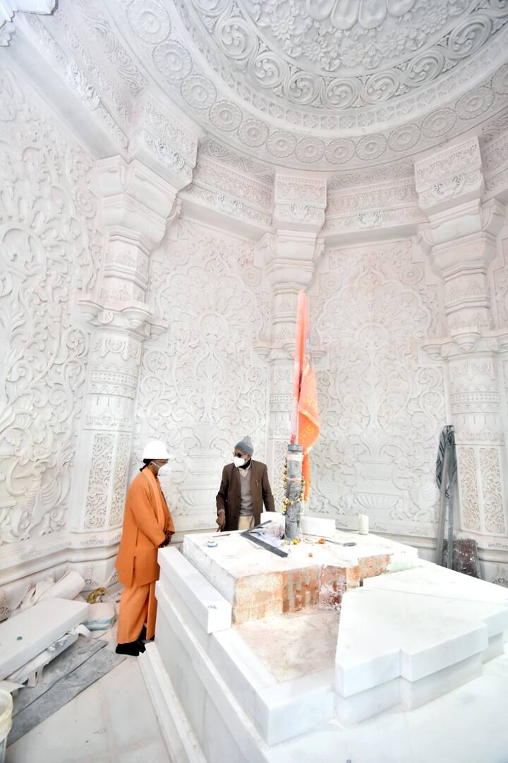 मुख्यमंत्री योगी ने योजनाओं को जल्द से जल्द पूरा करने की हिदायत दी. अधिकारियों के साथ समीक्षा बैठक में उन्होंने कहा कि रामलला की प्राण-प्रतिष्ठा कार्यक्रम से पहले प्रधानमंत्री का अयोध्या आगमन है.