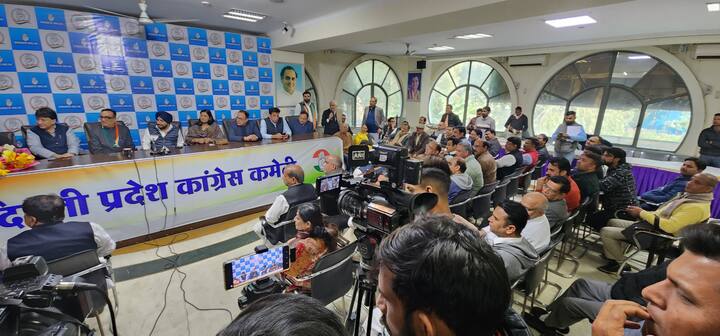 दिल्ली प्रदेश कांग्रेस कमिटी के अध्यक्ष अरविंदर सिंह लवली की अध्यक्षता में आयोजित एक कार्यक्रम में अखिल भारतीय कांग्रेस कमिटी द्वारा शुरू किए गए क्राउड फंडिंग अभियान 'डोनेट फ़ॉर देश' के तहत पार्टी के कोषाध्यक्ष और पूर्व केंद्रीय मंत्री अजय माकन ने 1380000 रुपये का पहला दान दे कर इस अभियान की दिल्ली में शुरुआत की. जिसके लिए कांग्रेस के नेताओं एवं कार्यकर्ताओं की मौजूदगी में लवली द्वारा माकन को प्रमाण-पत्र भी दिया गया.