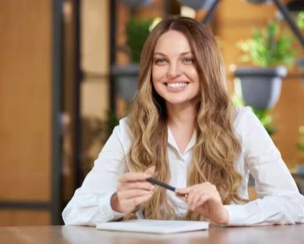 Job Interview Tips: કોલેજોમાં પ્લેસમેન્ટનો તબક્કો શરૂ થઈ ગયો છે. IIT, NIT, IIM જેવી પ્રતિષ્ઠિત સંસ્થાઓમાં કેમ્પસ પ્લેસમેન્ટના એક કે બે તબક્કા પણ પૂર્ણ થયા છે. કેટલાક વિદ્યાર્થીઓને હજુ નોકરી મળી નથી. તે ઇન્ટરવ્યુ રાઉન્ડ ક્લિયર કરી શક્યા ન હતા. કેટલાક યુવાનો નોકરી બદલવાની આશામાં કંપનીઓમાં ઇન્ટરવ્યુ પણ આપી શકે છે. જાણો કેટલીક ખાસ ટિપ્સ જેની મદદથી તમે પહેલા પ્રયાસમાં જ ઇન્ટરવ્યૂ પાસ કરી શકો છો.