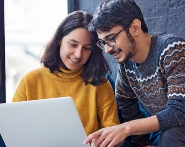 Trending Courses in 2023: વર્ષ 2023માં શિક્ષણ પ્રણાલી તેમજ અભ્યાસક્રમો વગેરેમાં ઘણો બદલાવ આવ્યો છે. બદલાતા સમય સાથે BCA, BBA, B.Com, B.Sc ને બદલે સાયબર સિક્યુરિટી, આર્ટિફિશિયલ ઇન્ટેલિજન્સ, ડિજિટલ માર્કેટિંગ, ડેટા સાયન્સ, આર્ટિફિશિયલ ઇન્ટેલિજન્સ અને મશીન લર્નિંગ જેવા કોર્સની વધુ માંગ છે. આ અભ્યાસક્રમોનો અભ્યાસ કરતા વિદ્યાર્થીઓ આગામી કેટલાક વર્ષોમાં કરોડોના પગાર પર કામ કરશે. તેઓ વિદેશમાં પણ નોકરી મેળવી શકે છે.