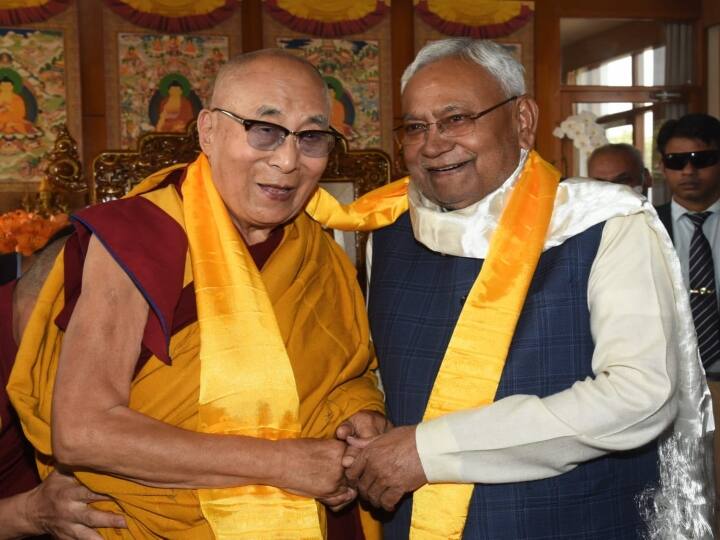 Nitish Kumar Met Dalai Lama: सीएम नीतीश कुमार गया में तिब्बती बौद्ध धर्म गुरु दलाई लामा से मुलाकात की. इस दौरान सीएम ने करीब 25 मिनट तक दलाई लामा से बातचीत की.