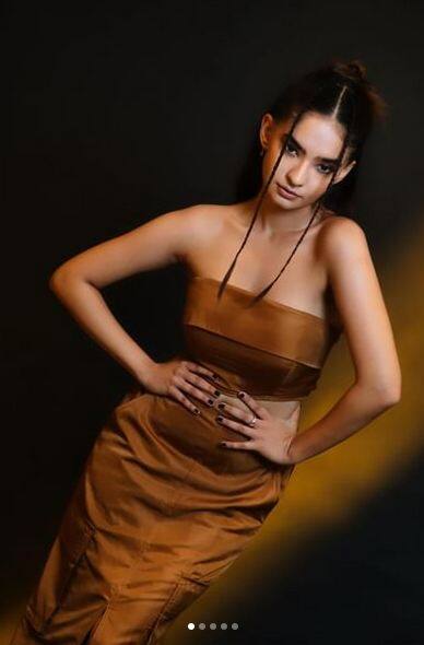 ਅਨੁਸ਼ਕਾ ਸੇਨ ਆਪਣੇ ਹਰ ਲੁੱਕ ਕਾਰਨ ਚਰਚਾ ਦਾ ਵਿਸ਼ਾ ਬਣੀ ਰਹਿੰਦੀ ਹੈ ਅਤੇ ਤੁਹਾਨੂੰ ਦੱਸ ਦੇਈਏ ਕਿ ਉਹ ਸੋਸ਼ਲ ਮੀਡੀਆ 'ਤੇ ਵੀ ਕਾਫੀ ਐਕਟਿਵ ਨਜ਼ਰ ਆਉਂਦੀ ਹੈ। ਉਹ ਆਪਣੇ ਪ੍ਰਸ਼ੰਸਕਾਂ ਨਾਲ ਕੁਝ ਨਾ ਕੁਝ ਸਾਂਝਾ ਕਰਦੀ ਨਜ਼ਰ ਆਉਂਦੀ ਹੈ।