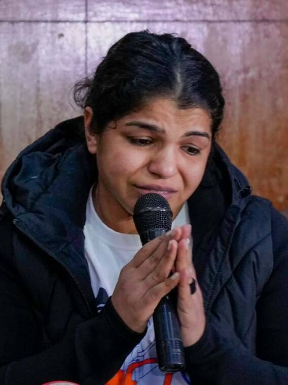 रोते-रोते साक्षी मलिक ने कुश्ती को कहा अलविदा