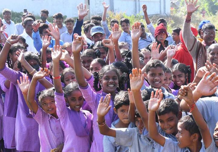 సీఎం సభకు తరలివచ్చిన విద్యార్థులు