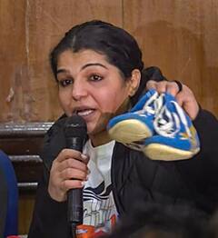 साक्षी मलिक ढसाढसा रडली, कुस्तीही सोडली!