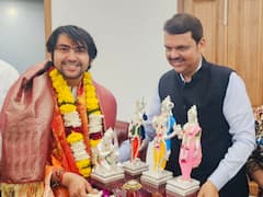 Dhirendra Krishna Shastri: डिप्टी CM देवेंद्र फडणवीस ने धीरेंद्र कृष्ण शास्त्री से की मुलाकात, भेंट की भगवान राम की मूर्ति, देखें तस्वीरें