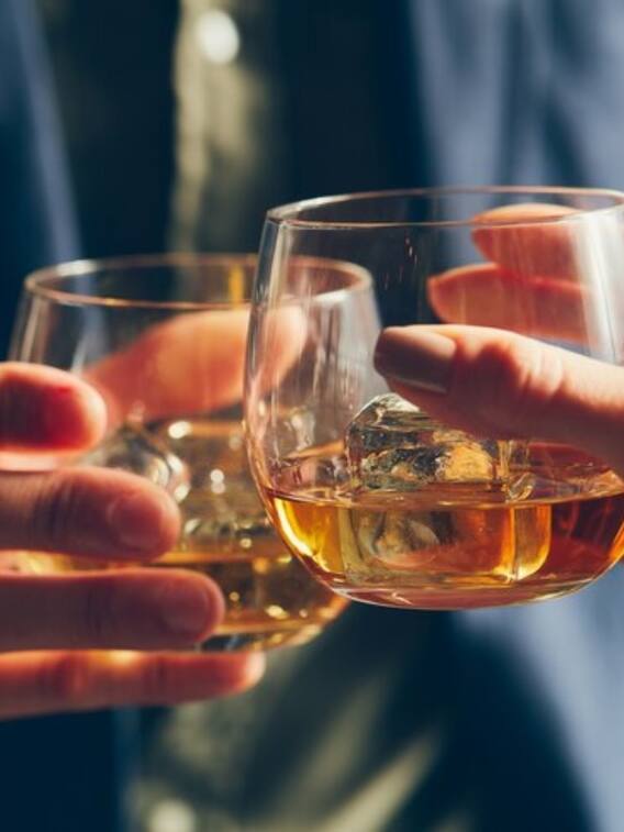 शराब के गिलास टकराते वक्त क्यों बोलते हैं चियर्स?