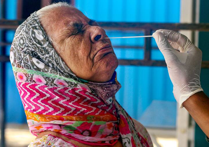 কলকাতায় বেলেঘাটা আইডি হাসপাতাল এবং এম আর বাঙুর হাসপাতালে ICU-সহ কিছু বেড কোভিড রোগীদের জন্য় রাখার সিদ্ধান্ত নেওয়া হয়েছে বলে সূত্রের খবর।