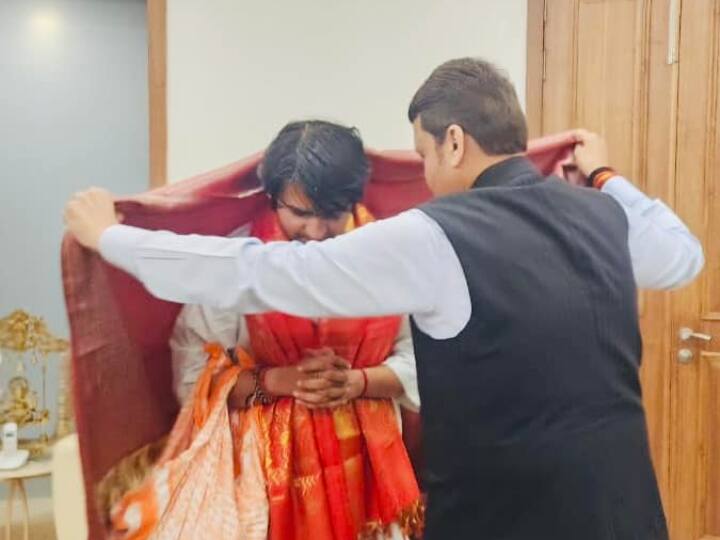 आज महाराष्ट्र के डिप्टी सीएम देवेंद्र फडणवीस ने धीरेंद्र कृष्ण शास्त्री से मुलाकात की है.