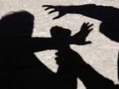 Uttarpradesh Class 10 Boy Stripped Thrashed On Video By Classmates Over rs 200 Crime: ரூ.200 கேட்பியா? 16 வயது சிறுவனை ஈவு இரக்கமின்றி தாக்கிய கும்பல் - பெல்ட்டால் அடித்த கொடூரம்!
