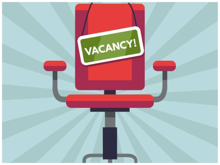 आवेदन करने के लिए योग्यता पद के मुताबिक है और अलग-अलग है. मोटी तौर पर संबंधित क्षेत्र में डिप्लोमा/ग्रेजुएशन किए कैंडिडेट्स अप्लाई कर सकते हैं.