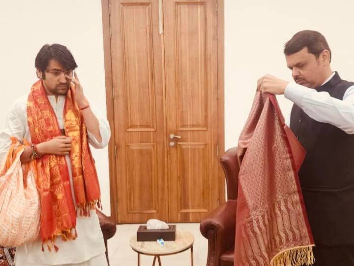 डिप्टी सीएम देवेंद्र फडणवीस ने इस दौरान धीरेंद्र कृष्ण शास्त्री का शॉल ओढ़ाकर सम्मान किया.