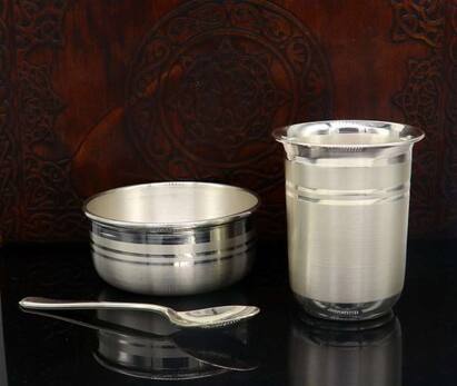 drinking water in silver glass reduces stress know astrological solution for depression Astro Tips: ચાંદીના ગ્લાસથી પાણી પીવાના ફાયદા જાણી આપ દંગ રહી જશો, થશે આ અદભૂત અસર