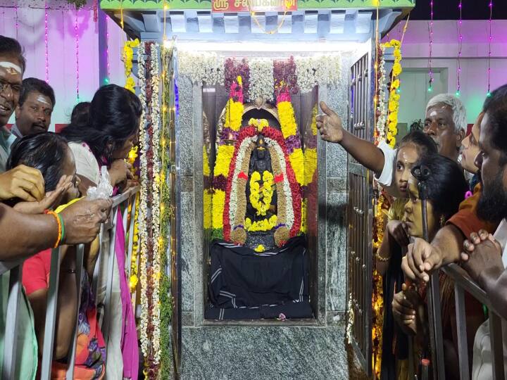 Lord Shani Sannidhi in Sri Mutheeswarar temple on the occasion special Deeparathan kanchipuram Sanipeyarchi Sani Peyarchi Parigaram : சனிப்பெயர்ச்சியை  முன்னிட்டு காஞ்சியில் சனி பகவானுக்கு சிறப்பு வழிபாடு.. குவிந்த பக்தர்கள்..