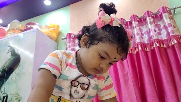 মুখে কথার ফুলঝুরি আর অনর্গল এটা-ওটা প্রশ্ন শুনে নাজেহাল হয়ে যেত বাবা-মা। ছোটখাট ধমকও যে জুটত না তা নয়। কিন্তু তখন কেউই ভাবতে পারেনি এই কৌতূহলের জোরেই আর কয়েকদিন পরেই খ্যাতির শীর্ষে পৌঁছে যাবে একরত্তি এই মেয়ে।