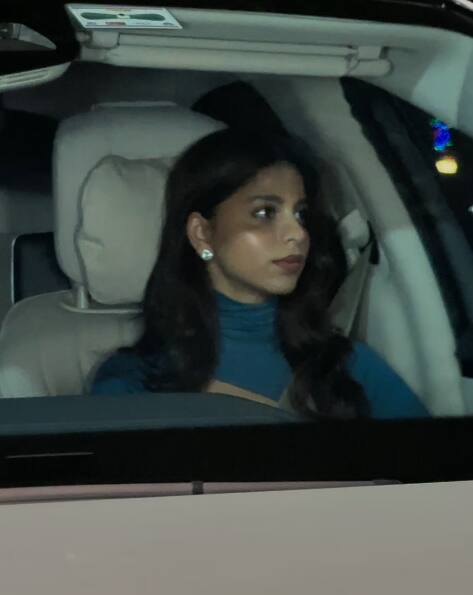 वहीं किंग खान की बेटी सुहाना खान भी ब्लू ड्रेस में ‘डंकी’ की स्क्रीनिंग में शामिल होने के लिए पहुंची.