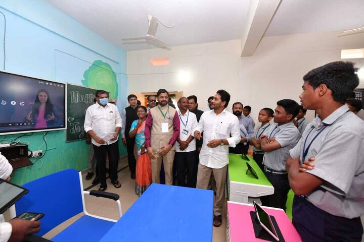 డిజిటల్ తరగతులు పరిశీలించిన సీఎం జగన్