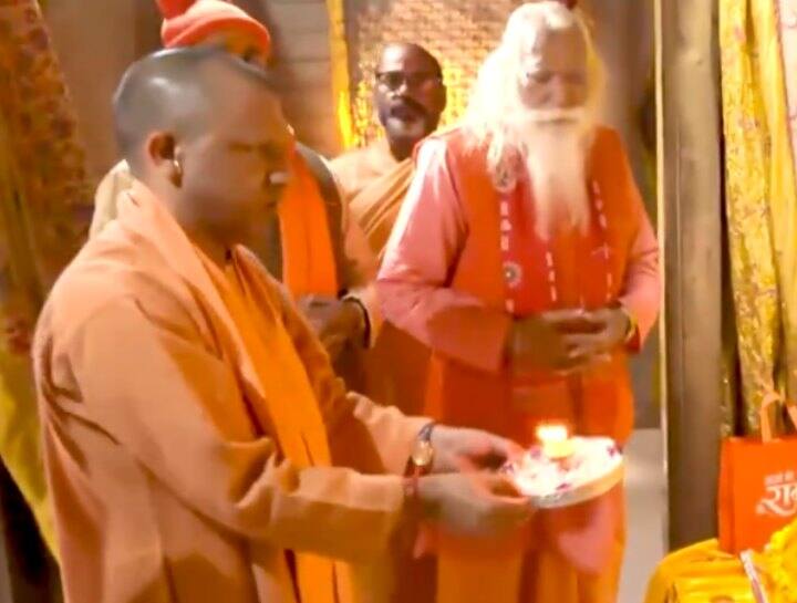 CM Yogi visited Ramlala and hanumangarhi temple in Ayodhya Ram Mandir Inauguration ann Ayodhya News: अयोध्या में सीएम योगी ने किए रामलला के दर्शन, मंदिर निर्माण कार्यों का लिया जायजा
