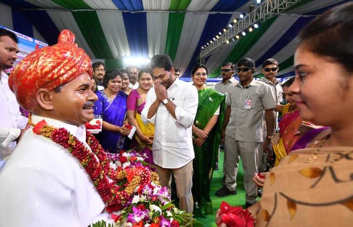 వైఎస్ విగ్రహానికి నమస్కరిస్తున్న సీఎం జగన్