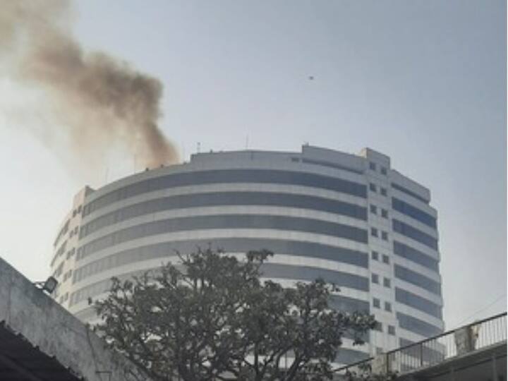 Connaught Place Fire Breaks: दिल्ली के कनॉट प्लेस के पास स्थित बाराखंबा रोड पर गोपाल दास बिल्डिंग में अचानक दोपहर आग लग गई. सूचना मिलने के बाद 15 फायर ब्रिगेड की गाड़ियां मौके पर पहुंचीं.