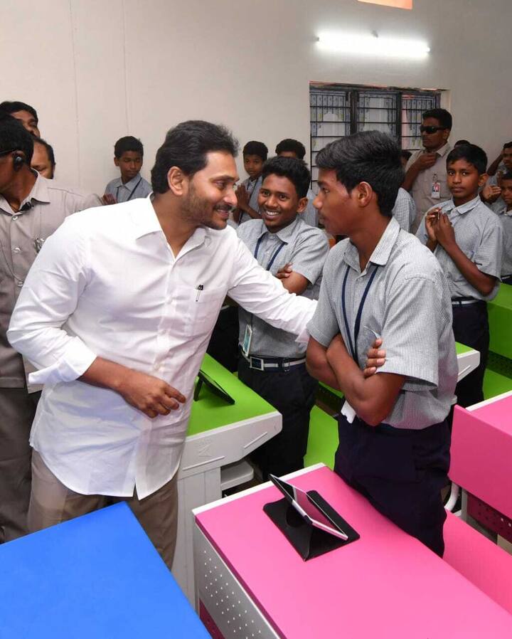 విద్యార్థితో సీఎం జగన్ మాటా మంతీ