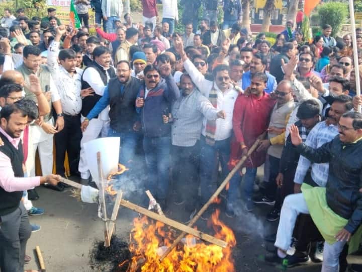 Indore BJP Protest against Vice President Jagdeep Dhankhar Mimicry Burnt Effigy Of Rahul Gandhi and TMC MP ann MP News: उपराष्ट्रपति की मिमिक्री के विरोध में बीजेपी का इंदौर में प्रदर्शन, राहुल गांधी और टीएमसी सांसद का फूंका पुतला