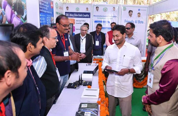 సీఎం జగన్ పుట్టిన రోజు సందర్భంగా విద్యార్థులకు ట్యాబ్స్ పంపిణీ - పరిశీలించిన ముఖ్యమంత్రి