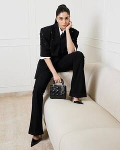 Sharvari Wagh Photo: બ્લેક પેન્ટ સૂટમાં શર્વરી વાઘનો જોવા મળ્યો બોસી લુક