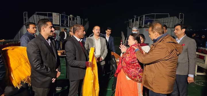 उद्योगपति अनिल अंबानी परिवार के साथ वाराणसी पहुंचे. दौरे के क्रम में उन्होंने प्रसिद्ध मंदिरों में हाजिरी लगाई. अनिल अंबानी के साथ मां कोकिलाबेन भी मौजूद रहीं.