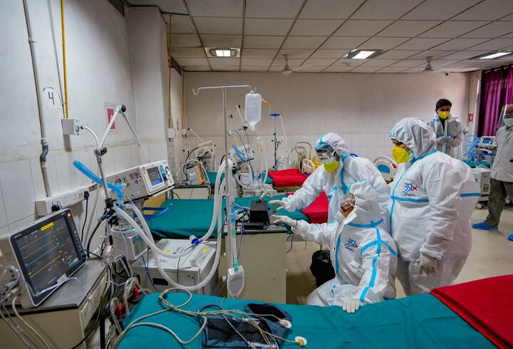 এই বৈঠকের পরে, রাজ্যের মুখ্যসচিব ও স্বরাষ্ট্রসচিবের সঙ্গে আলোচনায় বসেছিলেন স্বাস্থ্যসচিব।