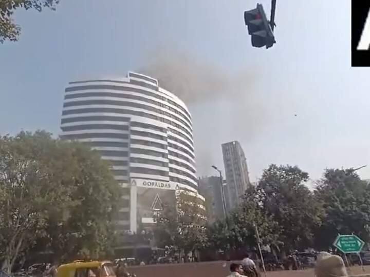 Delhi Massive fire broke out in Delhi Gopaldas Building fire tenders reached spot ANN Delhi के गोपालदास बिल्डिंग में लगी भीषण आग, मौके पर पहुंची 16 दमकल गाड़ियां, मचा हड़कंप