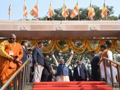 Bihar News: गया में तिब्बती बौद्ध धर्म गुरु से मिलने पहुंचे सीएम नीतीश, महाबोधी मंदिर में की विशेष पूजा, तस्वीरों में देखिए खुशनुमा माहौल