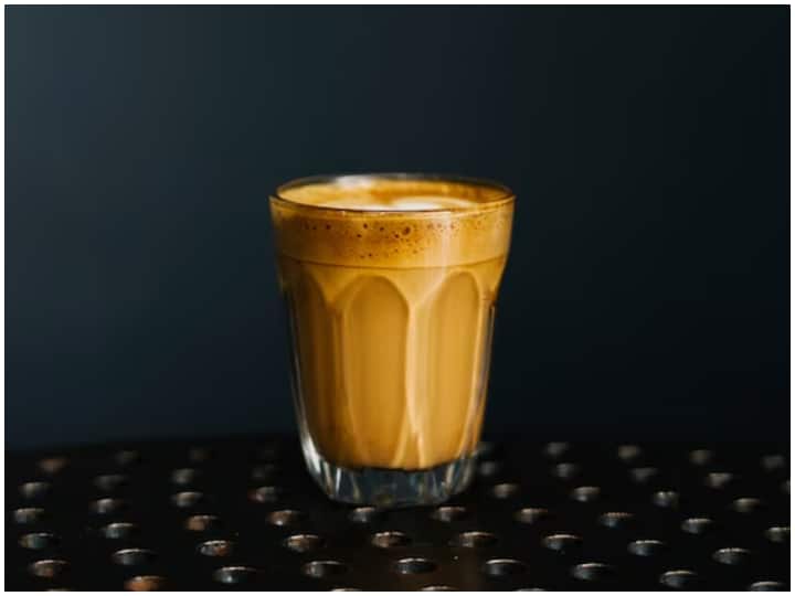 ये शब्द चाइनीज भाषा से लिया गया है. कहा जाता है कि चीन के राजा शेंग नुंग ने चाय पेय पदार्थ का नाम चा-आ रखा था और ये चाय, चाई आदि शब्द से जाना गया.