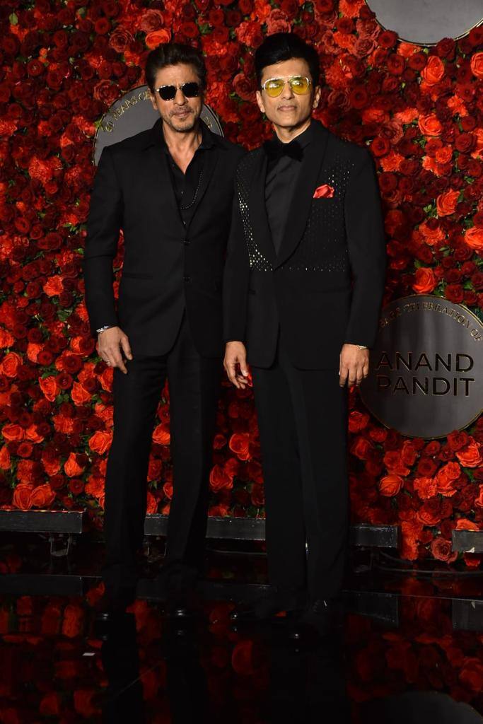 बॉलीवुड के किंग शाहरुख खान ऑल ब्लैक लुक में हमेशा की तरह बेहद हैंडसम लगे.