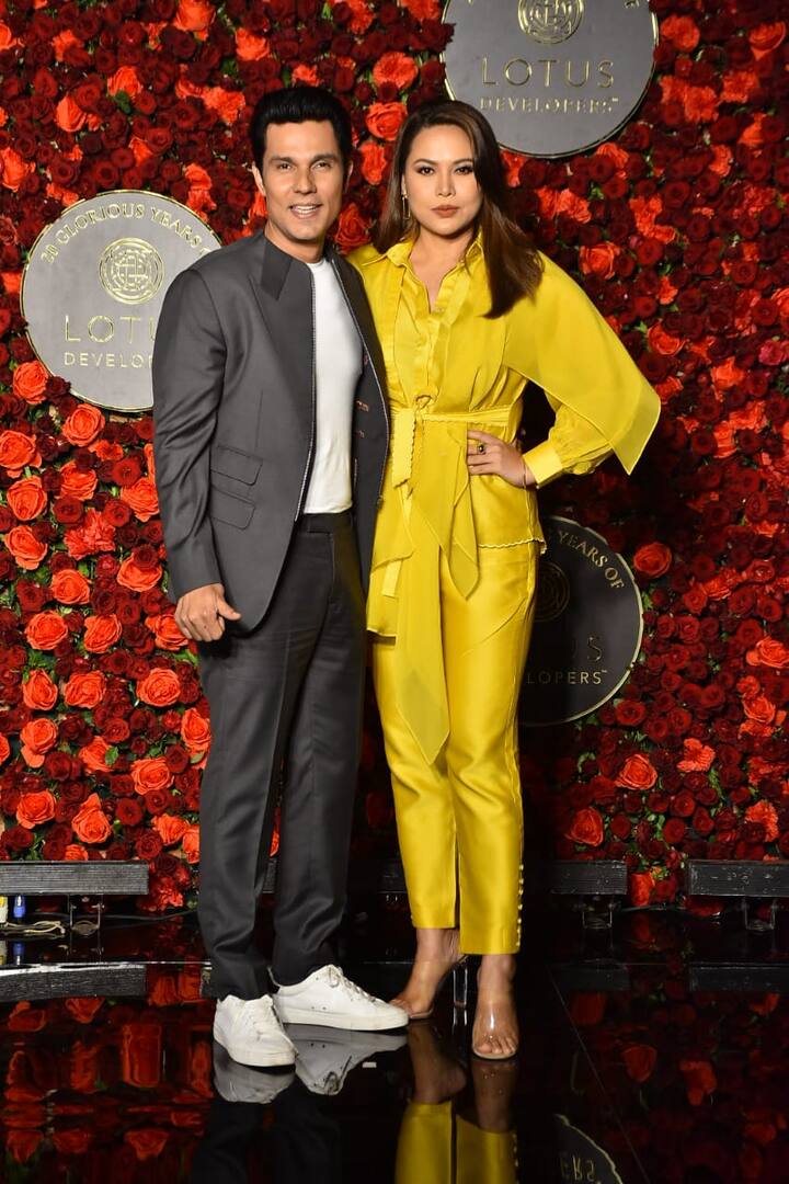 दरअसल रणदीप हुड्डा और लिन एकसाथ आनंद पंडित की बर्थडे पार्टी में शिरकत करने पहुंचे थे. हमेशा की ही तरह जहां रणदीप हुड्डा सुपर डैशिंग दिख रहे थे तो वहीं लिन भी बेहद खूबसूरत दिखाई दे रही थीं.