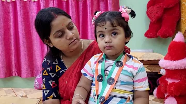 রায়গঞ্জের (Raiganj) সুভাষগঞ্জ পালপাড়ার বাসিন্দা বিজয় পাল ও দীপা পালের কন্যা আরাধ্যা। বয়স মাত্র দুই বছর। এই বয়সেই গড়গড় করে বলে দেয় কবিতা। ঝরঝরে মুখস্ত বাংলা-ইংরেজির বর্ণমালা। শুধু তাই নয়। বিভিন্ন ফল ও আনাজের নাম। বা এদিক-ওদিক নানা জিনিসের নামও তার ঠোঁটস্থ।