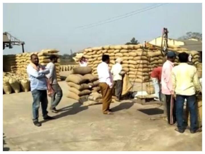 Chhattisgarh News Officers are standing and weighing paddy at raigarh dhan kharisi center so that farmers do not face any problem ann Chhattisgarh: अधिकारी खड़े होकर तौला रहे धान, किसानों को न हो तकलीफ इसलिए संभाला मोर्चा