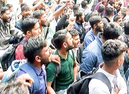 Vadodara: જેટકોની વિદ્યુત સહાયકની ભરતી રદ થવાને લઈ પરીક્ષાર્થીઓમાં આક્રોશ, વડોદરામાં વિરોધ પ્રદર્શન