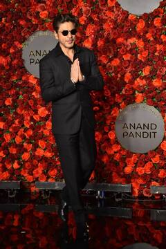 Pics: 'डंकी' की रिलीज के बाद सामने आई Shah Rukh Khan की पहली फोटो, ऑल ब्लैक लुक में जीता फैंस का दिल