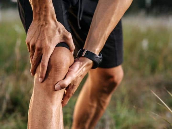 गठिया एक ऐसी बीमारी है जिसमें इम्यून सिस्टम कमजोर होने लगता है. इसमें शरीर के टिशूज और हड्डियां समय के साथ तेजी से खराब होने लगते हैं. सिर्फ इतना ही नहीं यह ऐसी बीमारी है जिसमें हड्डियों के जोड़ में तेजी से दर्द होने लगता है