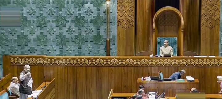 औपनिवेशक युग के आपराधिक कनूनों की जगह लाए गए तीन विधेयक बुधवार (20 दिसंबर) को लोकसभा में ध्वनिमत से पास हो गए. इस बीच पता चला है कि इन विधेयकों के लिए केंद्रीय गृहमंत्री अमित शाह ने 150 से अधिक बैठकें की, जबकि भारतीय न्याय व्यवस्था पर 3200 से अधिक सुझाव मिले जिन पर गौर करके बदलाव किए गए हैं .