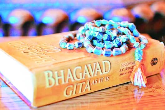মাটিতে রেখে শ্রীমদ্ভাগবত গীতা পাঠ করবেন না। এর জন্য পুজোর চৌকি বা কাঠ (কাঠের তৈরি স্ট্যান্ড) ব্যবহার করুন। এছাড়াও গীতাকে লাল কাপড়ে বেঁধে রাখুন।