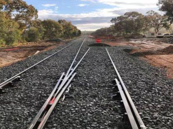 लूप लाइन के चलते पैसेंजर ट्रेन में 24 डिब्बे ही होते हैं. लूप लाइन वह लाइन होती है, जब एक ही ट्रैक पर आमने-सामने दो ट्रेन आ जाएं. तो ऐसे में एक ट्रेन दूसरे ट्रैक पर जाकर सामने वाली ट्रेन को रास्ता देगी. जो ट्रेन दूसरी लाइन पर जाएगी उसे ट्रैक को लूप लाइन कहते हैं.