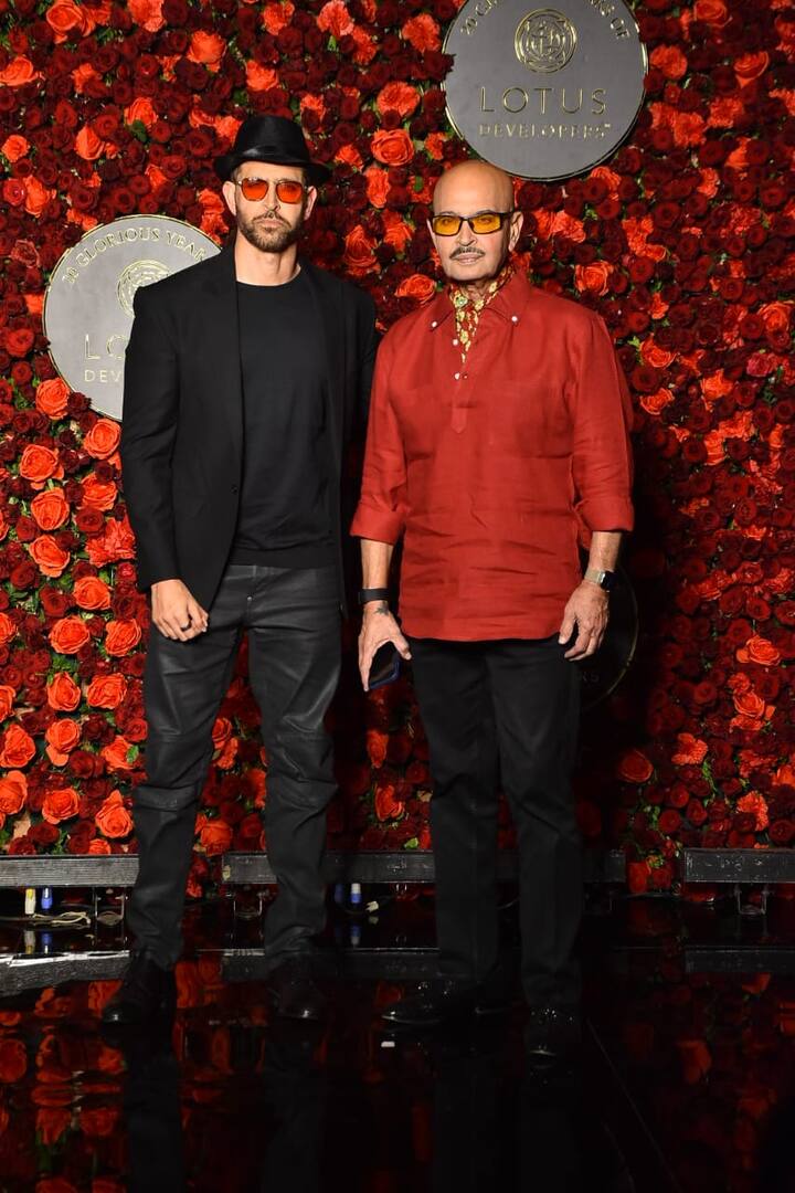 वहीं आनंद पंडित को बधाई देने के लिए ऋतिक रोशन और उनते पिता के राकेश रोशन भी पहुंचे.