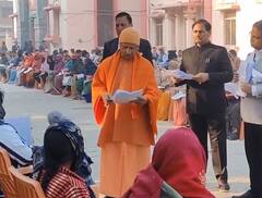 सीएम योगी ने जनता दर्शन में सुनी लोगों की समस्याएं, कहा- 'किसी को घबराने की जरूरत नहीं'
