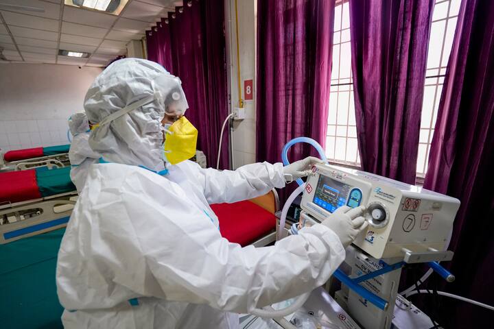 সূত্রের খবর, ওই বৈঠকে,করোনা আক্রান্তদের ওপরে বিশেষ নজর রাখার সঙ্গে সঙ্গে গুরুত্ব দিতে বলা হয়েছে RT-PCR টেস্টে।