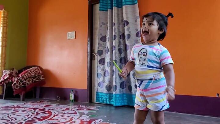 তার নাম উঠে গিয়েছে 'ইন্ডিয়া বুক অফ রেকর্ডস'-এ। ওই বইয়ে নাম তুলে সকলকে চমকে দিয়েছে ছোট্ট মেয়ে আরাধ্যা পাল। খুদের এই কীর্তিতে গর্বিত পাড়া-প্রতিবেশীরাও।