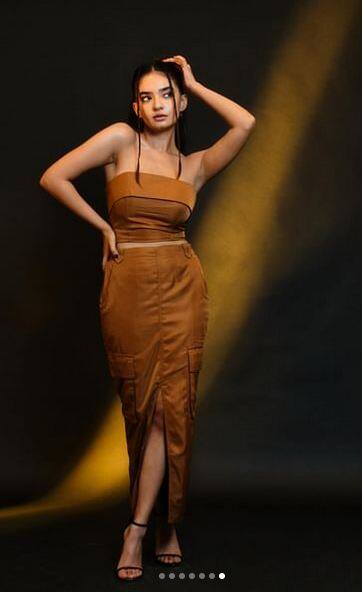 ਅਨੁਸ਼ਕਾ ਸੇਨ ਦੀਆਂ ਇਹ ਤਸਵੀਰਾਂ ਸੋਸ਼ਲ ਮੀਡੀਆ 'ਤੇ ਵਾਇਰਲ ਹੋ ਰਹੀਆਂ ਹਨ ਅਤੇ ਉਸ ਨੇ ਇਸ ਲੁੱਕ ਨੂੰ ਕਾਫੀ ਨਿਊਡ ਮੇਕਅੱਪ ਨਾਲ ਪੂਰਾ ਕੀਤਾ ਹੈ।