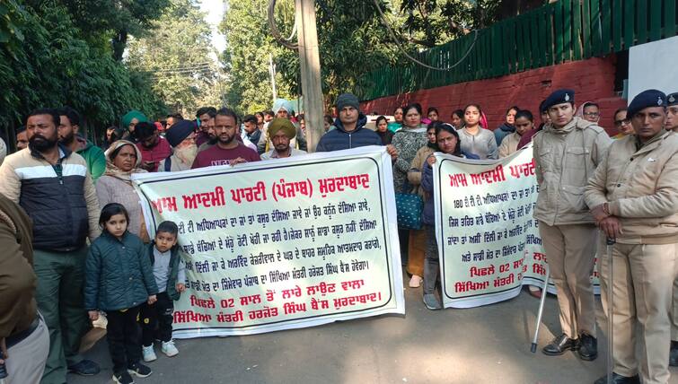 ETT teachers protest in education minister house in chandigarh Chandigarh News: ਸਿੱਖਿਆ ਮੰਤਰੀ ਦੀ ਰਿਹਾਇਸ਼ ਬਾਹਰ ਈਟਟੀ ਅਧਿਆਪਕਾਂ ਦਾ ਪ੍ਰਦਰਸ਼ਨ, ‘ਨਹੀਂ ਮੰਨੇ ਤਾਂ ਘੇਰਾਂਗੇ ਕੇਜਰੀਵਾਲ ਦਾ ਘਰ’