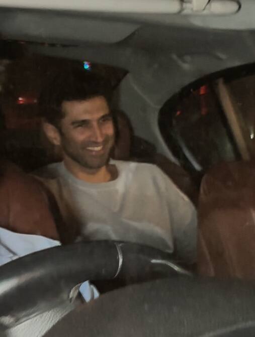 वहीं बॉलीवुड एक्टर आदित्य रॉय कपूर भी शाहरुख खान की फिल्म ‘डंकी’ की स्क्रीनिंग में पहुंचे.